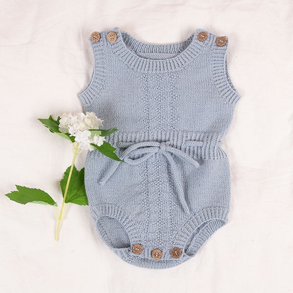 Bluum-strikkerompere-med-bnd-5-3-1.jpeg Strikkeromper Hardanger med bånd 2 stk - garnpakke i Bluum Pure Eco Baby Wool