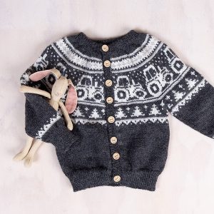 Strikkesett Traktor jakke, bukse og lue i Koksgrå - garnpakke i Bluum Pure Eco Baby Wool