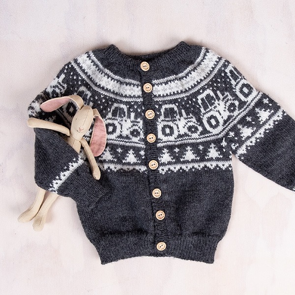 Strikkesett Traktor jakke, bukse og lue - garnpakke i Bluum Pure Eco Baby Wool