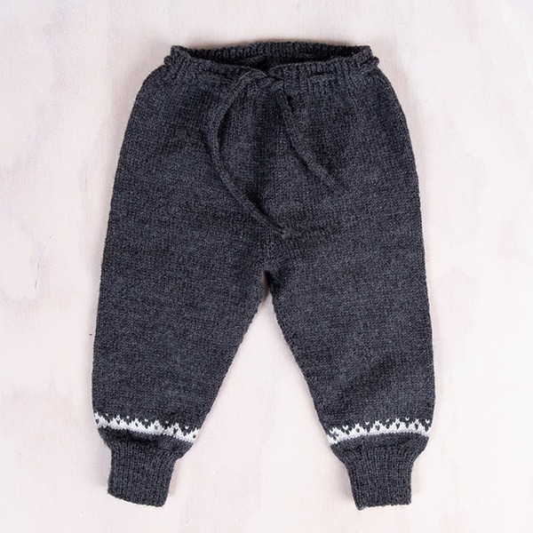 Strikkesett Traktor jakke, bukse og lue - garnpakke i Bluum Pure Eco Baby Wool