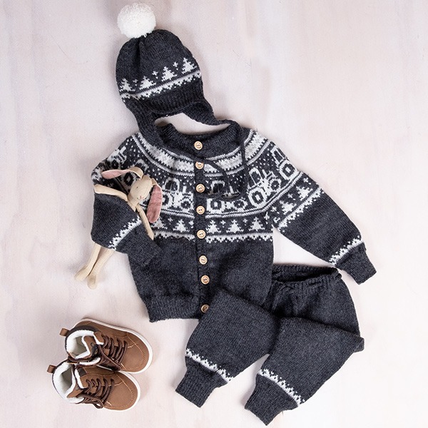 Strikkesett Traktor jakke, bukse og lue - garnpakke i Bluum Pure Eco Baby Wool