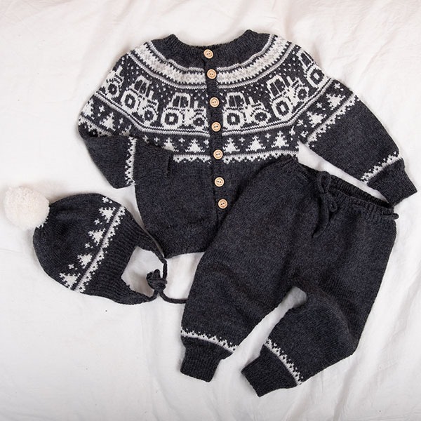 Bluum-strikkesett-Traktor-ja-6-2.jpeg Strikkesett Traktor jakke, bukse og lue - garnpakke i Bluum Pure Eco Baby Wool