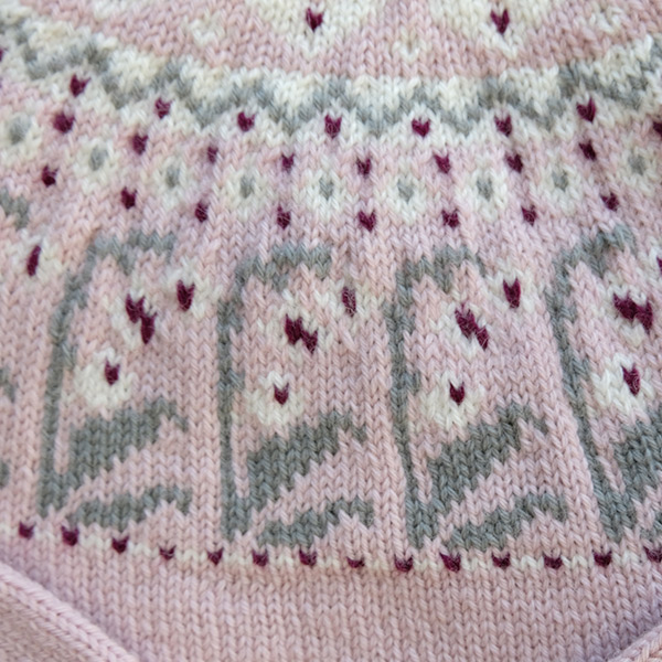 Strikkegenser Klokkeblomst - garnpakke i Bluum Pure Eco Baby Wool