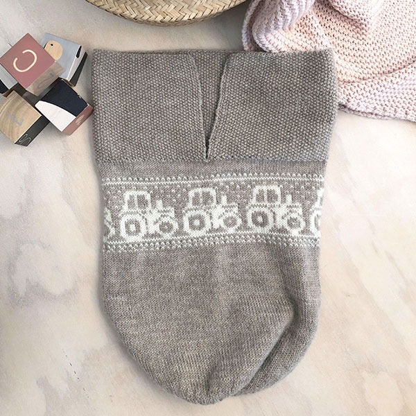Strikk Kosepose Traktor - garnpakke i Bluum Pure Eco Baby Wool