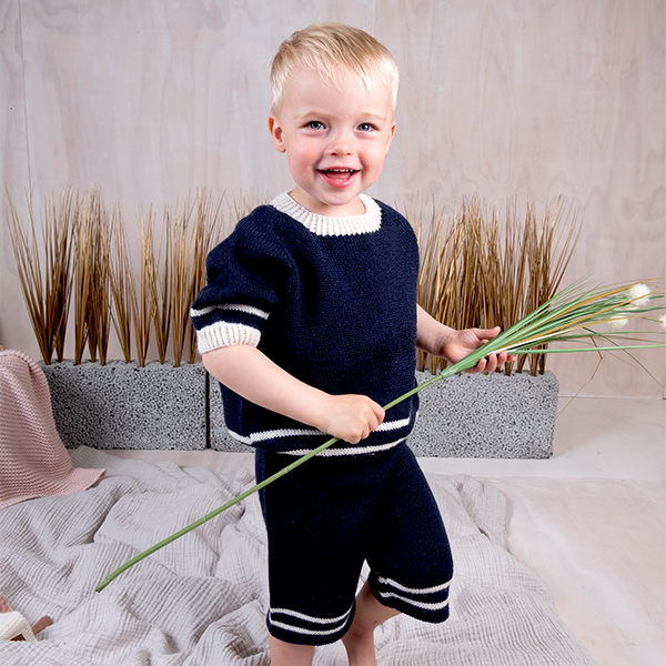 Strikkesett Matros med t-skjorte og shorts - garnpakke i Bluum Pure Eco Baby Wool