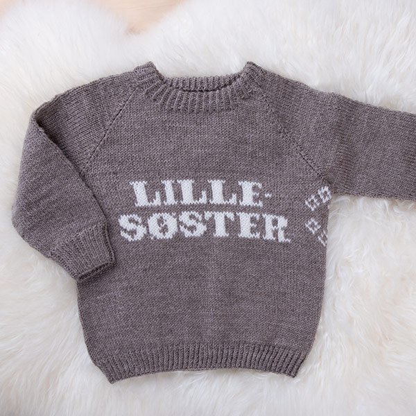 Lillesoster_2-1-1.jpg Strikkegenser Lillesøster - garnpakke i Bluum Pure Eco Baby Wool