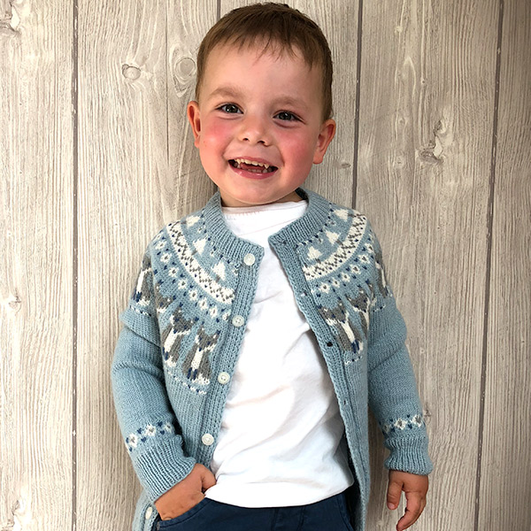 Revejakken-1-1.jpg Strikkejakke Rev - garnpakke i Bluum Pure Eco Baby Wool