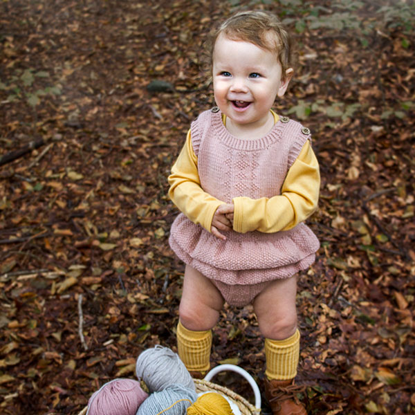 Strikkeromper Hardanger med rysjer - garnpakke i Bluum Pure Eco Baby Wool