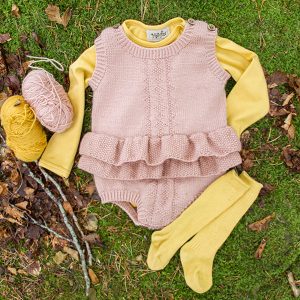 Strikkeromper Hardanger med rysjer - garnpakke i Bluum Pure Eco Baby Wool