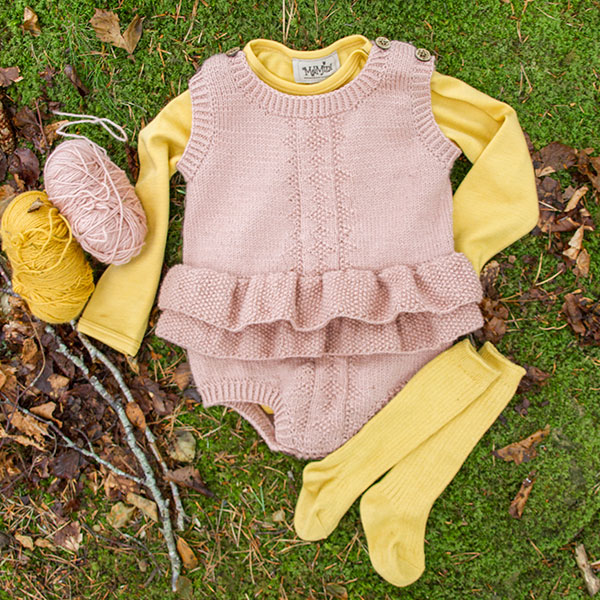 Strikkeromper Hardanger med rysjer - garnpakke i Bluum Pure Eco Baby Wool