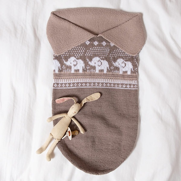 Strikk Kosepose Elefantene bader - garnpakke i Bluum Soft Merino Ull