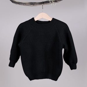 Strikkegenser Noah Svart - garnpakke i Bluum Soft Merino Ull
