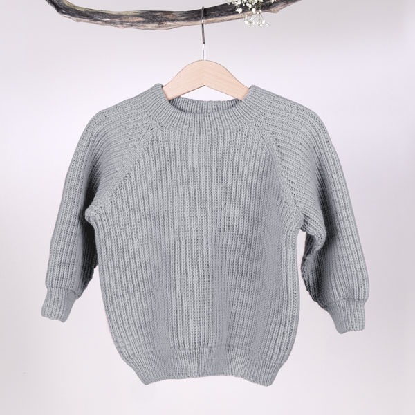 Strikkegenser Noah Lys grå melert - garnpakke i Bluum Soft Merino Ull