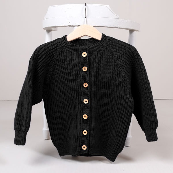 Strikkejakke-Noah-garnpakke-13-1-1-1-1.jpeg Strikkejakke Noah Svart - garnpakke i Bluum Soft Merino Ull