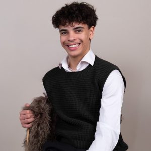 Strikkevest Robin til herre Svart og grått - garnpakke i Bluum Soft Merino Ull