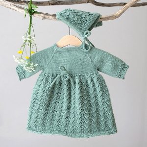 Strikk Babykjole Hjerteløv m/body og lue - garnpakke i Bluum Soft Merino Ull