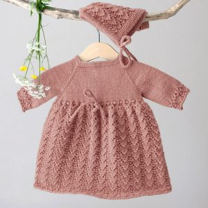Strikk Babykjole Hjerteløv m/body og lue - garnpakke i Bluum Soft Merino Ull
