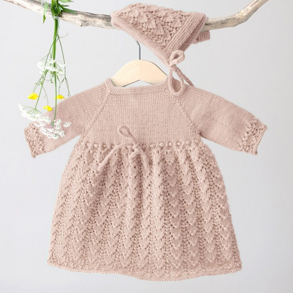 Strikk Babykjole Hjerteløv m/body og lue - garnpakke i Bluum Soft Merino Ull