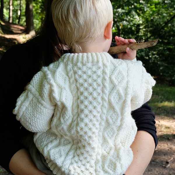Strikkegenser Aran til barn - garnpakke i Bluum Pure Eco Baby Wool