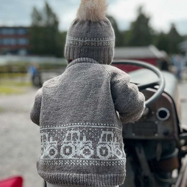 Strikkesett-Traktor-genser-og-1.jpeg Strikkesett Traktor genser og lue - garnpakke i Bluum Pure Eco Baby Wool