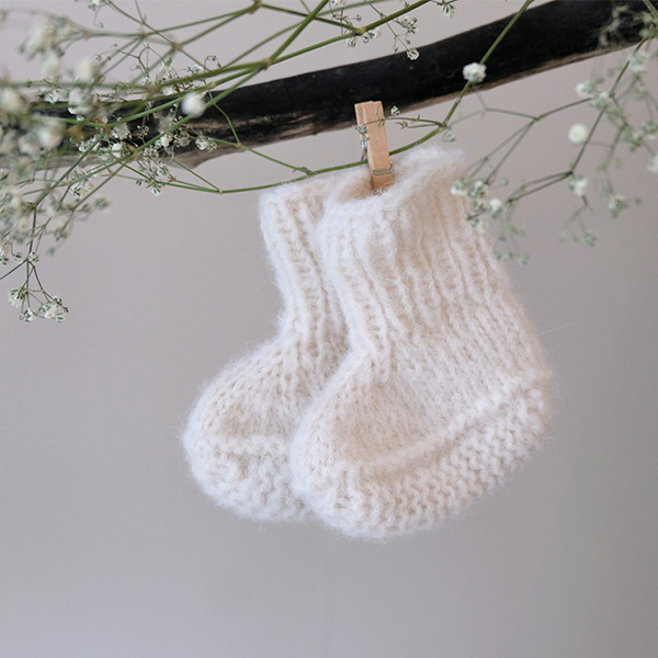 Babytofler-1.jpg Bluum strikk - Babytøfler i Bluum Fluffy Alpaca - gratis strikkeoppskrift