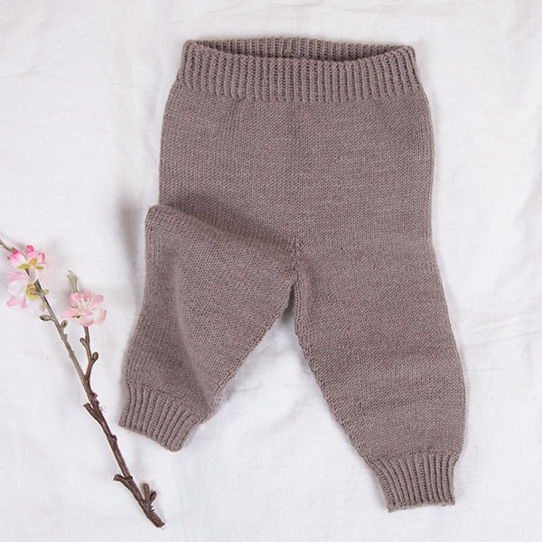 Bluum-strikkebukse-i-Soft-Meri-5.jpeg Strikkebukse - garnpakke i Bluum Soft Merino Ull