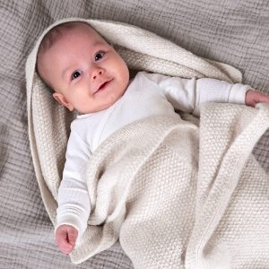 Strikk Babyteppe Perle - garnpakke i Bluum Fluffy Alpaca
