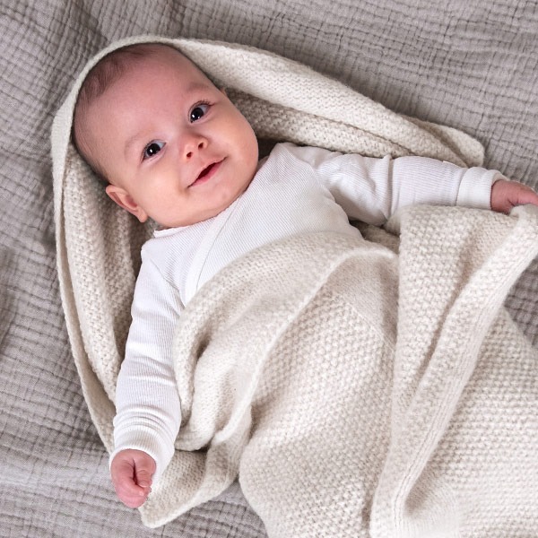 Strikk Babyteppe Perle - garnpakke i Bluum Fluffy Alpaca