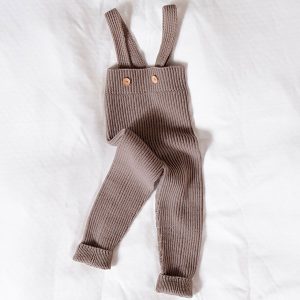 Strikkebukse med seler i ribb - garnpakke i Bluum Soft Merino Ull