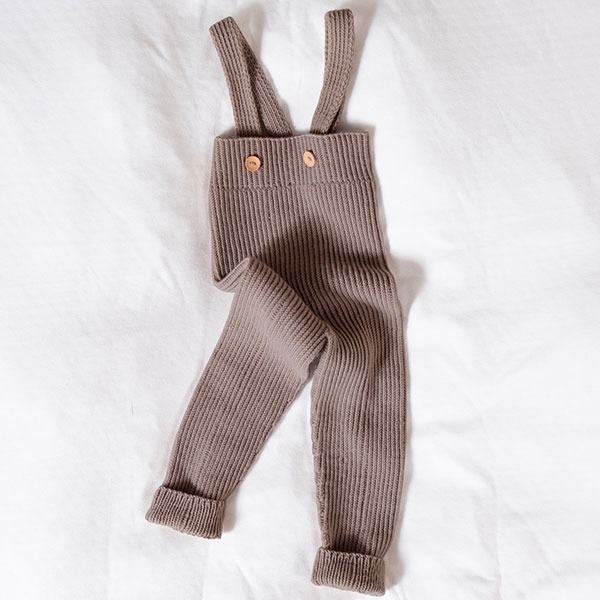 Strikkebukse med seler i ribb - garnpakke i Bluum Soft Merino Ull