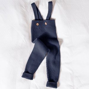 Strikkebukse med seler i ribb - garnpakke i Bluum Soft Merino Ull