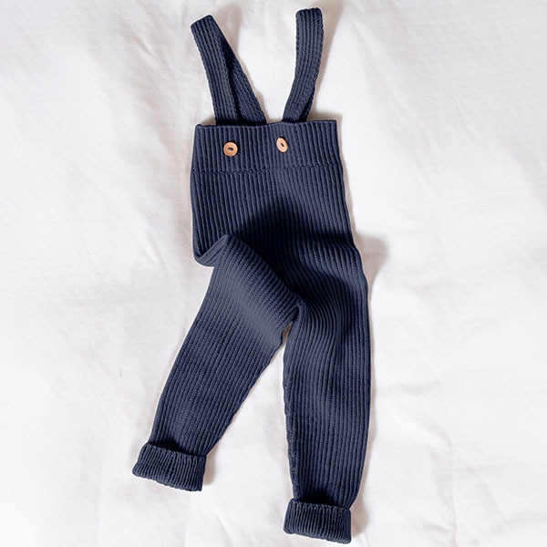 Strikkebukse med seler i ribb - garnpakke i Bluum Soft Merino Ull