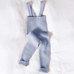 Strikkebukse med seler i ribb - garnpakke i Bluum Soft Merino Ull