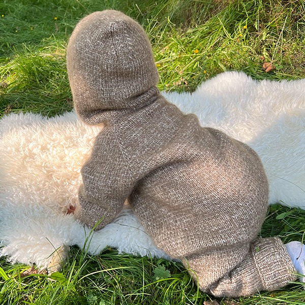 Strikkedress med hette - garnpakke i Bluum Fluffy Alpaca