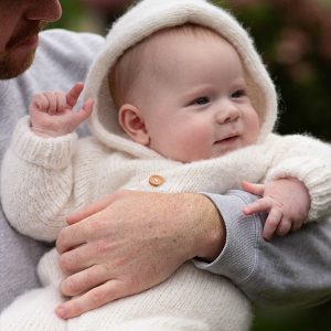 Strikkedress med hette - garnpakke i Bluum Fluffy Alpaca