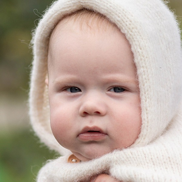 Strikkedress med hette - garnpakke i Bluum Fluffy Alpaca