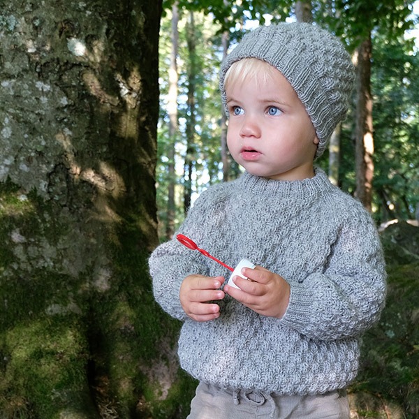 Strikkegenser-Hompetitten-mlu-1-1-1.jpeg Strikkegenser Hompetitten m/lue - garnpakke i Bluum Pure Eco Baby Wool