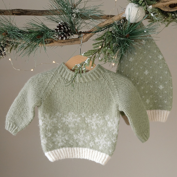 Strikkegenser-Sn-mlang-lue-ny-1.jpg Strikkegenser Snø m/lang lue - garnpakke i Bluum Fluffy Alpaca