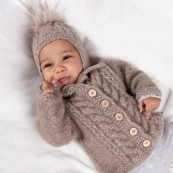 Strikkejakke Flette m/lue - garnpakke i Bluum Fluffy Alpaca