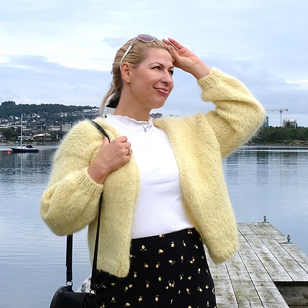 Strikkejakke-Julia-til-dame-5.jpeg Strikkejakke Julia til dame - garnpakke fra Bluum i Fnugg