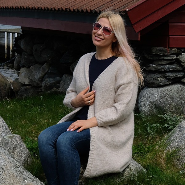 Strikkejakke Sand til dame - garnpakke i Bluum Fluffy Alpaca