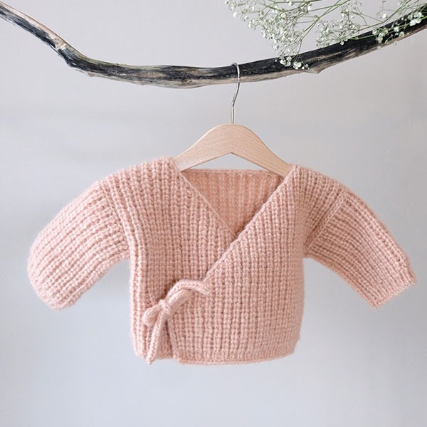 Strikkejakke Lille knopp m/lue og strømper - garnpakke i Bluum Fluffy Alpaca