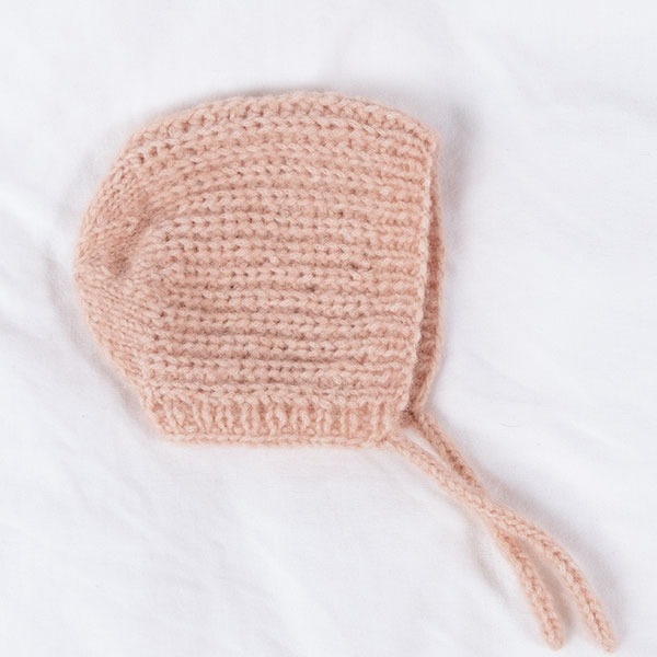 Strikkejakke Lille knopp m/lue og strømper - garnpakke i Bluum Fluffy Alpaca