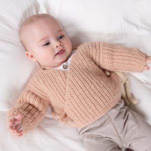 Strikkejakke Lille knopp m/lue og strømper - garnpakke i Bluum Fluffy Alpaca