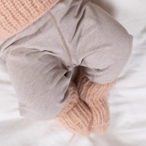 Strikkejakke Lille knopp m/lue og strømper - garnpakke i Bluum Fluffy Alpaca