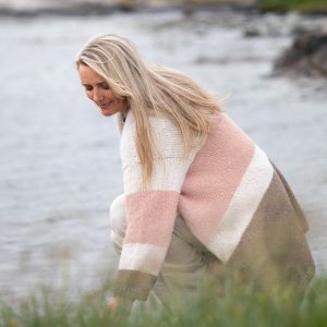 Strikkejakke Mørk Sand til dame - garnpakke i Bluum Fluffy Alpaca