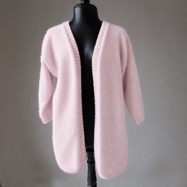 Strikkejakke-Sand-til-dame-g-6.jpeg Strikkejakke Sand til dame - garnpakke i Bluum Fluffy Alpaca