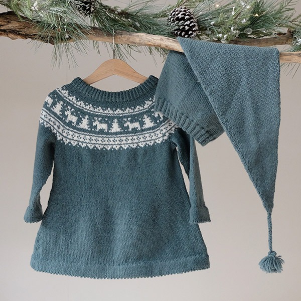 Strikkekjole-Vinternatt-mniss-1-1.jpeg Strikkekjole Vinternatt m/nisselue - garnpakke i Bluum Pure Eco Baby Wool