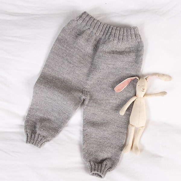 Strikkesett Hompetitten m/genser, bukse og lue - garnpakke i Bluum Pure Eco Baby Wool