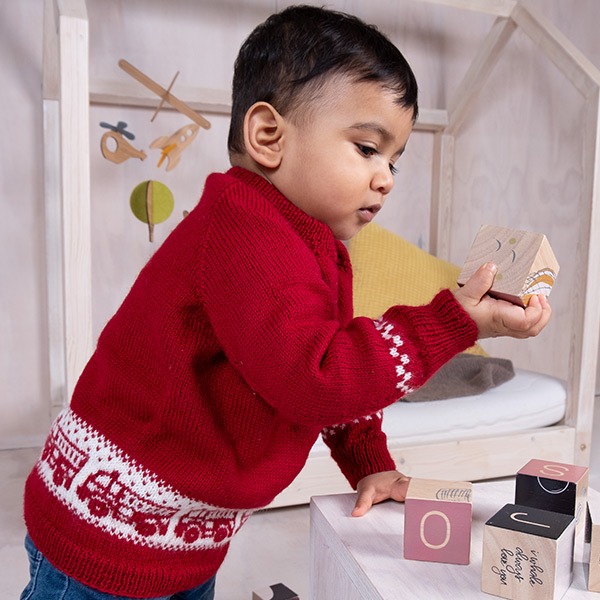 Strikkegenser Brannbil - garnpakke i Bluum Pure Eco Baby Wool